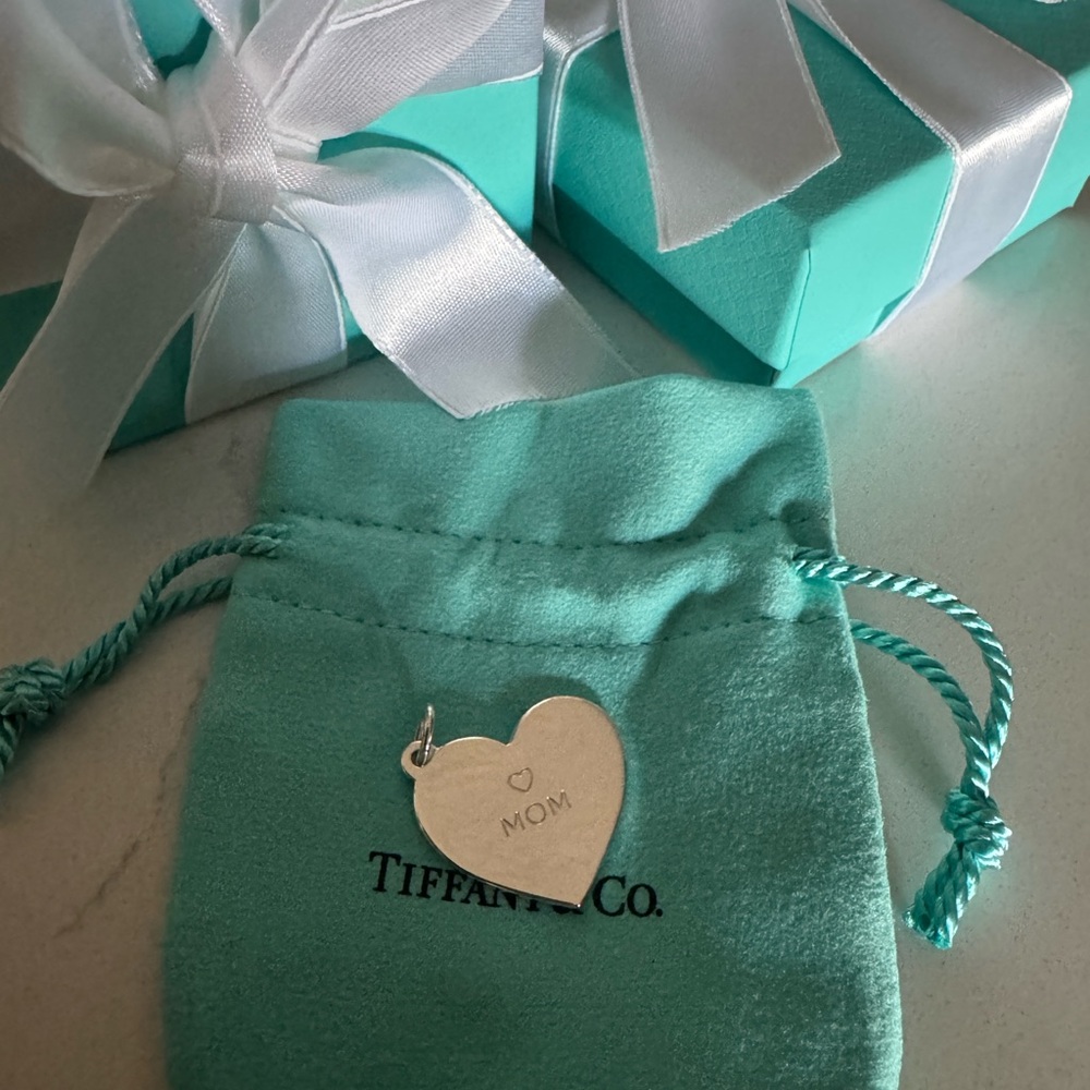 NEW AUTHENTIC! Tiffany & Co. Silver Heart MOM Pendant Charm - Picture 3 of 4